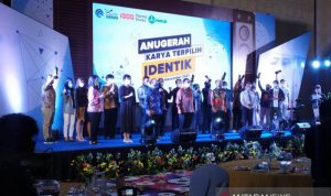 Kominfo Berikan Anugrah Penghargaan IdenTIK Kepada 18 Start Up Digital Kementerian Komunikasi dan Informatika memberikan anugerah IdenTIK kepada 18 start up anak bangsa. (ANTARA/Bagus Ahmad Rizaldi)