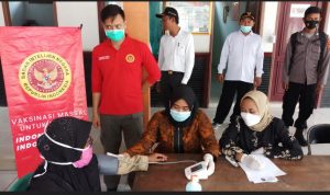 Kepala Badan Intelejen Negara (BIN) Daerah Jawa Barat Brigjen TNI Dedy Agus Purwanto sedang memonitoring proses pelaksanaan vaksin di Kecamatan Terisi, Kabupaten Indramayu