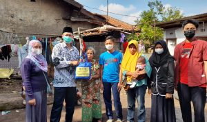 Kepala Sekolah SMPN 59 Kota Bandung Asep Ramdani mengunjungi siswa RMP untuk dibagikan sembako dan perlengkapan sekolah