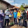 Kepala Sekolah SMPN 59 Kota Bandung Asep Ramdani mengunjungi siswa RMP untuk dibagikan sembako dan perlengkapan sekolah