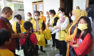 Bantu Pemerintah, Ikatan Istri Partai Golkar Gencar Menggelar Vaksinisasi Ketua Ikatan Istri Partai Golkar Yanti Airlangga berdialog dengan warga Kota Bogor tentang mengikuti vaksin