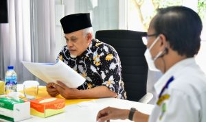 Tenaga Kontrak LLAJ Wilayah II Jabar Banyak Dikeluarkan, Loh Kenapa? Ketua Komisi IV DPRD Jabar Tetetp Abdul Latif memeriksa hasil laporan UPTD LLAJ wilayah II Jabar