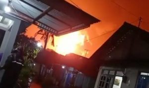 Kilang Minyak Pertamina RU IV Cilacap Meledak dan Terbakar Kilang pertamina RU IV di Cilacap terlihat jelas terbakar dari pemukiman warga