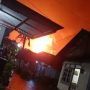 Kilang pertamina RU IV di Cilacap terlihat jelas terbakar dari pemukiman warga