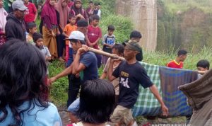 Tiga Penambang di Sukabumi Tertimbun Longsor, Satu Tewas Warga dan pekerjaan galian tanah mengevakuasi jasad Darimi (55) warga Kampung Kutajaya, di Kampung Cibuntu, Desa Pasawahan, Kecamaran Cicurug, Kabupaten Sukabumi, Jabar yang tertimbun tanah longsor di Kampung Pasirpacar, RT 03/02, Desa Kutajaya, Kecamatan Cicurug. ANTARA/Aditia Aulia Rohman