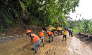Longsor terjadi di Jalan Nasional Bagbagan-Jampangkulon, Sukabumi, Jawa Barat, Minggu (28/11). ANTARA/Aditya Rohman
