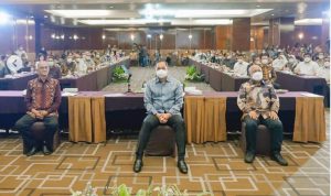 Menteri Perdagangan Muhammad Lutfi (tengah) Rapat Koordinasi Nasional (Rakornas) Barang Kebutuhan Pokok menjelang Natal 2021 dan Tahun Baru 2022 di Bandung, Jawa Barat, hari ini, Senin (15/11).