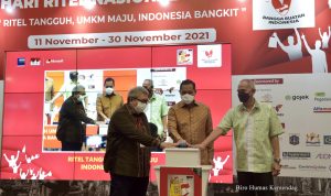 Hari Ritel Nasional 2021, Mendag: Jaga Momentum Daya Beli Masyarakat untuk Bangkitkan Ekonomi Menteri Perdagangan, Muhammad Lutfi didampingi Ketua Asosiasi Pengusaha Ritel Indonesia (APRINDO), Roy N. Mandey serta Direktur Jenderal Perdagangan Dalam Negeri, Oke Nurwan menekan tombol sebagai tanda pembukaan Hari Ritel Nasional 2021 yang berlangsung di Aeon Mall Jakarta Garden City, Jakarta, Kamis (11 Nov).