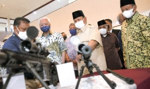 Menhan Prabowo didamping wagub Jabar Uu Ruzhanul Ulum menerima kunjungan kerja PM Malaysia untuk melihat produk-produk andalan PT Pindad