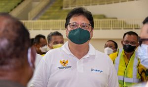 Menko Airlangga ketika memberikan bantuan dan berdiskusi dengan para Alumni program Prakerja belum lama ini