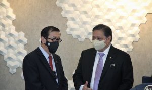 Menko Bidang Perekonomian Airlangga Hartarto bersama Menkumham memberikan penjelasan mengenai hasil putusan MK teantang Uji Materi UU Cipta Kerja