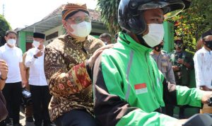 Menteri Bidang Perkonomian Airlangga Hartarto menaiki ojek online ketika akan beriziarah.