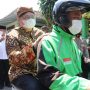 Menteri Bidang Perkonomian Airlangga Hartarto menaiki ojek online ketika akan beriziarah.