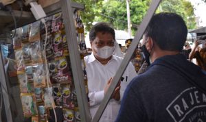 Menteri Koordinator Airlangga Hartarto berdialog dengan pemilik warung untuk menjelaskan program Kartu Prakerja dan bantuan KUR untuk kelangsungan usaha.