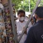 Menteri Koordinator Airlangga Hartarto berdialog dengan pemilik warung untuk menjelaskan program Kartu Prakerja dan bantuan KUR untuk kelangsungan usaha.