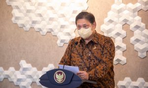 Hormati Putusan MK Tentang UU Cipta Kerja, Pemerintah Terus Jalankan Agenda Reformasi Struktural Menteri Koordinator Airlangga Hartarto memberikan keterangan kepada awak media tentang putusan MK mengenai Uu Ciptakerja