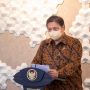 Menteri Koordinator Airlangga Hartarto memberikan keterangan kepada awak media tentang putusan MK mengenai Uu Ciptakerja