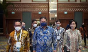 Tahun 2022 Harus Dijadikan Golden Moment untuk Pacu Pertumbuhan Ekonomi Menteri Koordinator Bidang Perekonomian berjalan beriringan bersama Mekeu Sri Mulyani