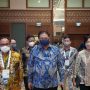 Menteri Koordinator Bidang Perekonomian berjalan beriringan bersama Mekeu Sri Mulyani