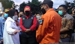 Mensos Ingin Dirikan Lumbung Sosial Pasca Banjir Bandang Garut Menteri Sosial Tri Rismaharini (kiri) dan Wakil Bupati Garut Helmi Budiman (kanan) usulkan untuk mendirikan Lumbung Sosial ketika meninjau daerah yang terdampak banjir bandang di Kecamatan Sukawening, Kabupaten Garut