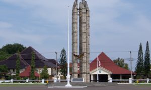 Monumen Tugu Bambu Runcing di Depan Pendopo Alun-alun sebagai simbol dan icon Kota Indramayu