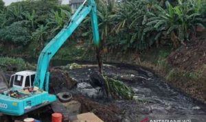 Cegah Banjir, Pemkab Bekasi Keruk Sungai di 44 Titik, Anggarnya Rp25 M Normalisasi Sungai Srengseng di Kecamatan Tambun Selatan, Kabupaten Bekasi, Jawa Barat. (ANTARA/Pradita Kurniawan Syah).
