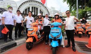 Acara Pelepasan Perdana Oranger Mawar yang mengendarai motor listrik SMOOT, Rabu, (10/11).