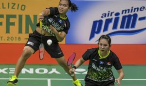 Fadia/Ribka dan Febby/Jesita Mundur dari Indonesia Open 2021 Karena Cedera Arsip foto - Pebulu tangkis ganda putri Indonesia Siti Fadia Silva Ramadhanti (kiri) disaksikan rekannya Ribka Sugiarto mengembalikan kok ke arah pebulu tangkis ganda putri Indonesia Ni Ketut Mahadewi Istarani dan Tania Oktaviani Kusumah saat pertandingan putaran pertama Daihatsu Indonesia Masters 2020 di Istora Senayan, Jakarta, Rabu (15/1/2020). Pasangan Ni Ketut dan Tania menang 2-0 (21-18 dan 21-18). ANTARA FOTO/Galih Pradipta/wsj.