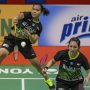 Arsip foto - Pebulu tangkis ganda putri Indonesia Siti Fadia Silva Ramadhanti (kiri) disaksikan rekannya Ribka Sugiarto mengembalikan kok ke arah pebulu tangkis ganda putri Indonesia Ni Ketut Mahadewi Istarani dan Tania Oktaviani Kusumah saat pertandingan putaran pertama Daihatsu Indonesia Masters 2020 di Istora Senayan, Jakarta, Rabu (15/1/2020). Pasangan Ni Ketut dan Tania menang 2-0 (21-18 dan 21-18). ANTARA FOTO/Galih Pradipta/wsj.