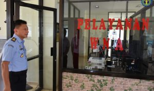 Warga Negara Aljazair Dideportasi Kerena Melebihi Izin Tinggal Warga Negara Aljazair yang tinggal di Indonesia melebihi batas waktu 60 hari.Selama ini WNA itu menetap di Kecamatan Cipanas-Cianjur.