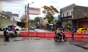 Penutupan jalan nasional di Kabupaten Garut membuat masyarakat harus memutar