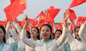 Ajak Merapat ke Xi Jinping, CPC Menyeru Seluruh Kader dan Militer Kader muda Partai Komunis China (CPC) bernyanyi sambil mengibarkan bendera partainya dalam perayaan 100 tahun berdirinya CPC di Lapangan Tian'anmen, Beijing, Kamis (1/7/2021). Dalam peringatan tersebut Presiden China sekaligus Sekretaris Jenderal CPC Xi Jinping menyampaikan pidato selama 1,5 jam dari gerbang utama museum Kota Terlarang, Beijing, beberapa saat setelah parade militer. ANTARA FOTO/M. Irfan Ilmie/ (ANTARA/M. Irfan Ilmie)