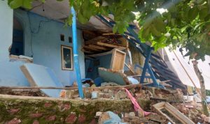 Kondisi rumah warga di Kampung Cipanas RT 06/02, Desa Wangunsari, Kecamatan Cisolok, Kabupaten Sukabumi, Jawa Barat yang ambruk akibat bencana pergerakan tanah. (Antara/Aditya Rohman)