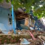Kondisi rumah warga di Kampung Cipanas RT 06/02, Desa Wangunsari, Kecamatan Cisolok, Kabupaten Sukabumi, Jawa Barat yang ambruk akibat bencana pergerakan tanah. (Antara/Aditya Rohman)