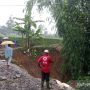 Personel PMI Kabupaten Sukabumi tengah meninjau lokasi akses jalan yang longsor di Kampung Cijambewetan, Desa Sukaresmi, Kecamatan Cisaat, Kabupaten Sukabumi, Jabar pada Minggu, (7/11). ANTARA/Aditya Rochmanuddin