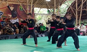 Peserta Pasanggiri Pencak silat Padungdung Bandung 2021 unjuk kebolehan