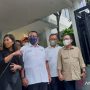 Pimpinan dan anggota Komisi I DPR RI mendatangi kediaman calon Panglima TNI Jenderal Andika Perkasa, di Jakarta, Minggu. (ANTARA/Imam Budilaksono)