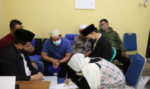 Prosesi pernikahan antara tersangka kasus pencurian sepeda motor dengan kekasihnya yang dilangsungkan di Ruang Kasat Tahti Polres Sukabumi pada Selasa, (2/11). (Antara/Aditya Rohman)