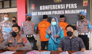 Polisi saat memperlihatkan kakek dan pemuda yang melakukan rudapaksa kepada anak di bawah umur di Majalengka