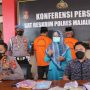 Polisi saat memperlihatkan kakek dan pemuda yang melakukan rudapaksa kepada anak di bawah umur di Majalengka
