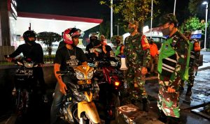 Prajurit Kodam III/ Siliwangi tengah memeriksa gerombolan pemotor yang melintas.