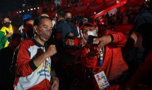 Peparnas Papua Meninggalkan Kesan dengan Sejumlah Kesuksesan Presiden Joko Widodo menghampiri para Atlet Peparnas Papua untuk berswafoto