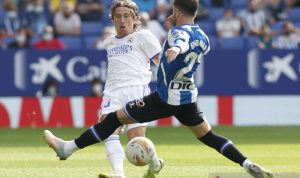 Pesepak bola Real Madrid Luka Modric (kiri) beruoaya mekewati penjagaan pesepak bola Espanyol Adrian Embarba dalam laga pekan kesembilan Liga Spanyol, di Stadion RCDE Cornella de Llobregat, Spanyol, Minggu (3/10/2021). ANTARA FOTO/Reuters-Albert Gea/hp.