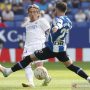 Pesepak bola Real Madrid Luka Modric (kiri) beruoaya mekewati penjagaan pesepak bola Espanyol Adrian Embarba dalam laga pekan kesembilan Liga Spanyol, di Stadion RCDE Cornella de Llobregat, Spanyol, Minggu (3/10/2021). ANTARA FOTO/Reuters-Albert Gea/hp.