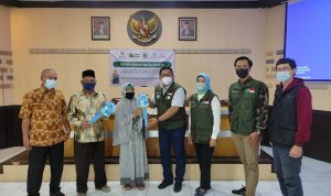 Relawan Jabar Bergerak Kota Cimahi meresmikan dan memberikan kunci rumah kepada pemilik setelah dilakukan perbaikan
