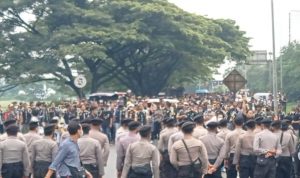 ormas GMBI berhasil dihalau oleh aparat kemanan agar bentrokan tidak meluas