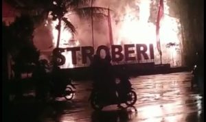Rumah Makan Asep Strowberi di Jalan Kadungora Garut hangus terbakar