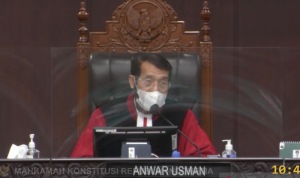 Tangkapan layar Ketua MK Anwar Usman saat membacakan amar putusan yang disiarkan secara langsung di kanal YouTube Mahkamah Konstitusi RI dan dipantau dari Jakarta, Kamis (25/11/2021). ANTARA/Putu Indah Savitri
