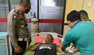 Ternyata Ini Penyebab Ormas PP Lakukan Pengeroyokan Kepada Polisi Dirlantas Polda Metro Jaya Kombes Sambodo Purnomo Yogo menjenguk Kabag Operasional Ditlantas Polda Metro Jaya AKBP Dermawan Karosekali yang sedang menjalani perawatan di RS Polri Kramat Jati, Jakarta, Kamis (25/11/2021). ANTARA/Handout/aa.