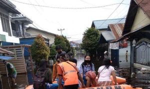Banjir di Sintang Menelan Korban, 2 Orang Meninggal Dunia Tim BNPB melakukan evakuasi terhadap korban banjir yang terjadi di wilayah Sintang Kalimantan Barat. ANTARA/HO-BNPB